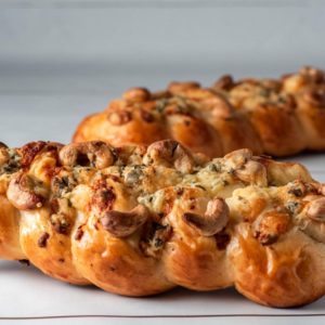 Jalá con queso azul y castañas de cajú